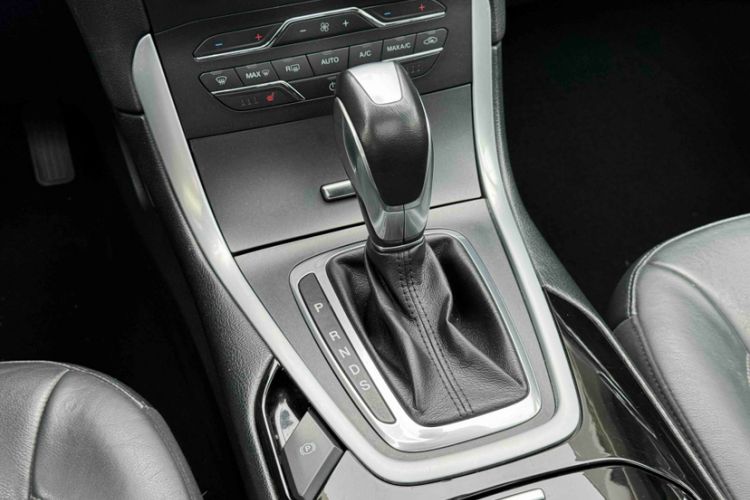 Used Ford Edge 2015 2.0T GTDi Two-Wheel-Drive High-Line Version Gear Lever