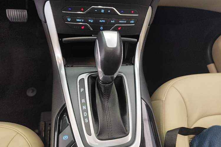 Used Ford Edge 2015 2.0T GTDi Two-Wheel-Drive High-Line Version Gear Lever