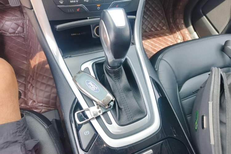 Used Ford Edge 2015 2.0T GTDi Two-Wheel-Drive High-Line Version Gear Lever