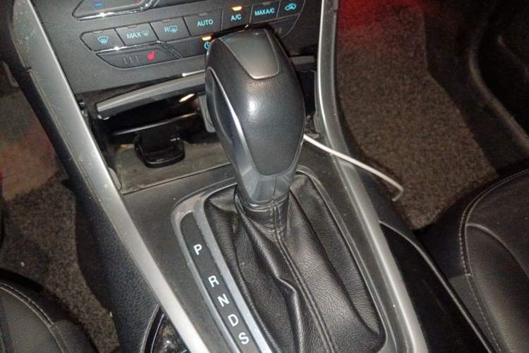 Used Ford Edge 2015 2.0T GTDi Two-Wheel-Drive High-Line Version Gear Lever