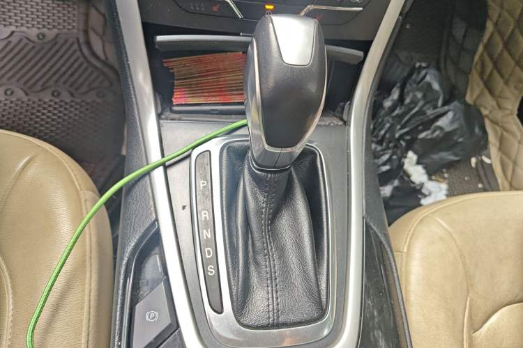Used Ford Edge 2015 2.0T GTDi Two-Wheel-Drive High-Line Version Gear Lever