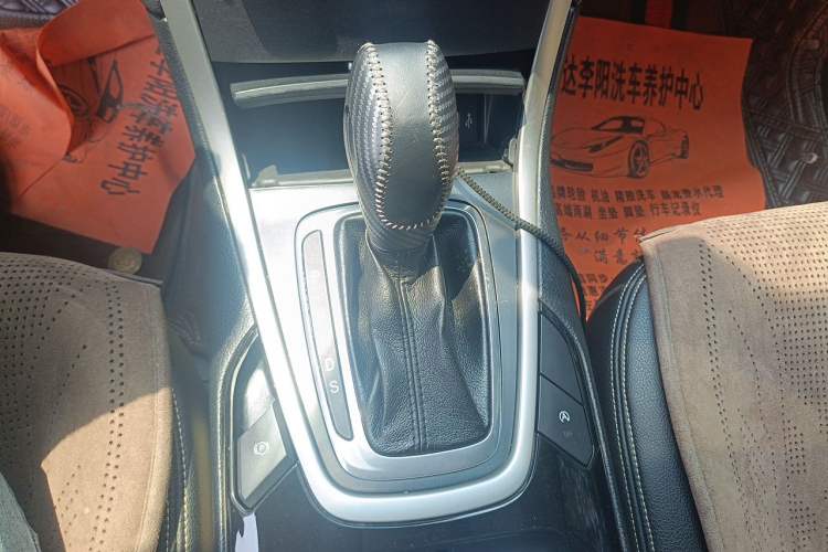 Used Ford Edge 2015 2.0T GTDi Two-Wheel-Drive Elite Edition Gear Lever