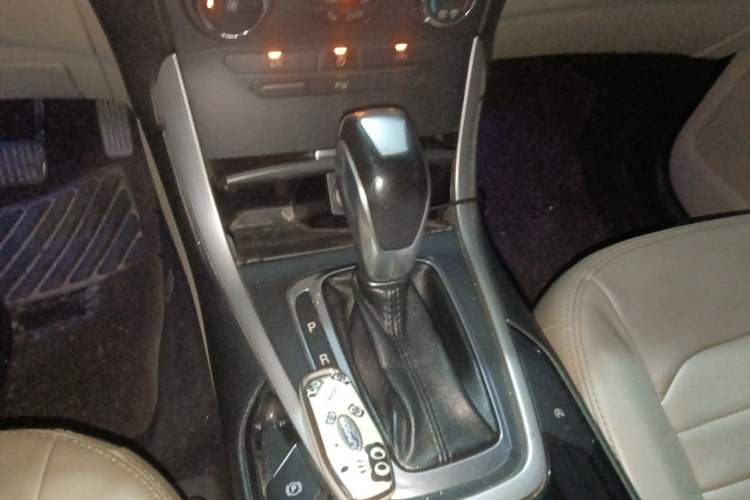 Used Ford Edge 2015 2.0T GTDi Two-Wheel-Drive Elite Edition Gear Lever
