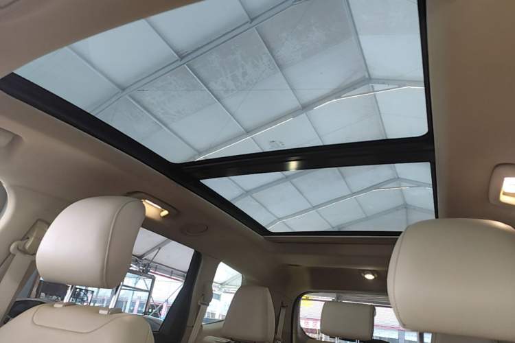 Used Ford Edge 2015 2.0T GTDi Two-Wheel-Drive High-Line Version Headliner