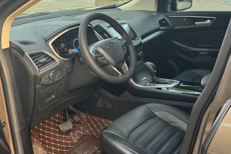 Used Ford Edge 2015 2.0T GTDi Two-Wheel-Drive Platinum Edition Interior 2