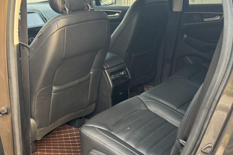 Used Ford Edge 2015 2.0T GTDi Two-Wheel-Drive Platinum Edition Interior 3