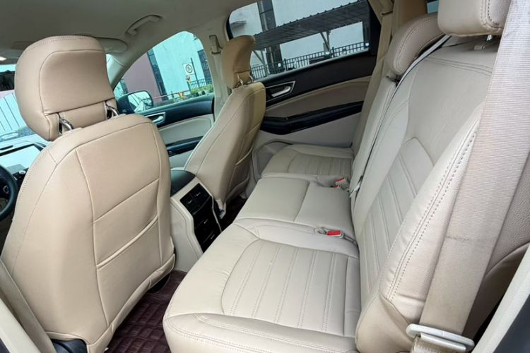 Used Ford Edge 2015 2.0T GTDi Two-Wheel-Drive Elite Edition Interior 3