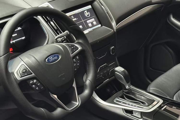Used Ford Edge 2015 2.0T GTDi Two-Wheel-Drive High-Line Version Interior 4