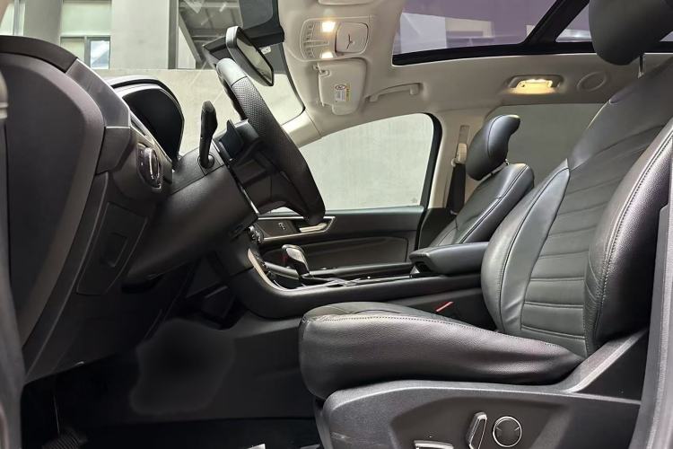 Used Ford Edge 2015 2.0T GTDi Two-Wheel-Drive High-Line Version Interior 5