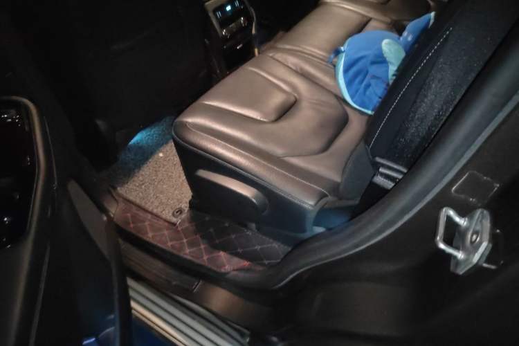 Used Ford Edge 2015 2.7T GTDi 4x4 Prestige 7-Seater Left Rear Seat