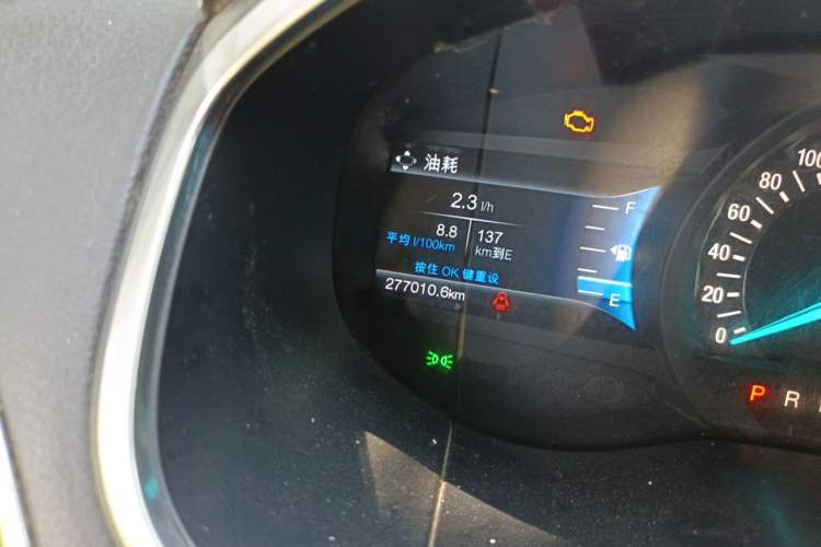 Used Ford Edge 2015 2.0T GTDi 4x4 High-Grade Model Odometer Close Up