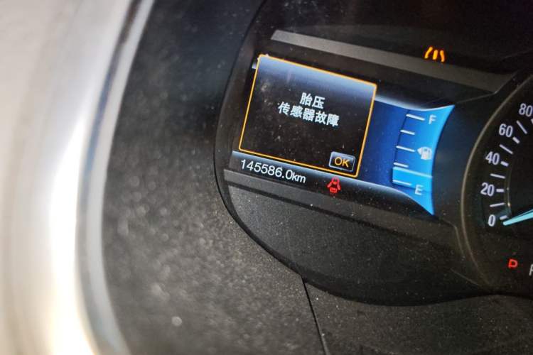 Used Ford Edge 2015 2.0T GTDi 4x4 High-Grade Model Odometer Close Up