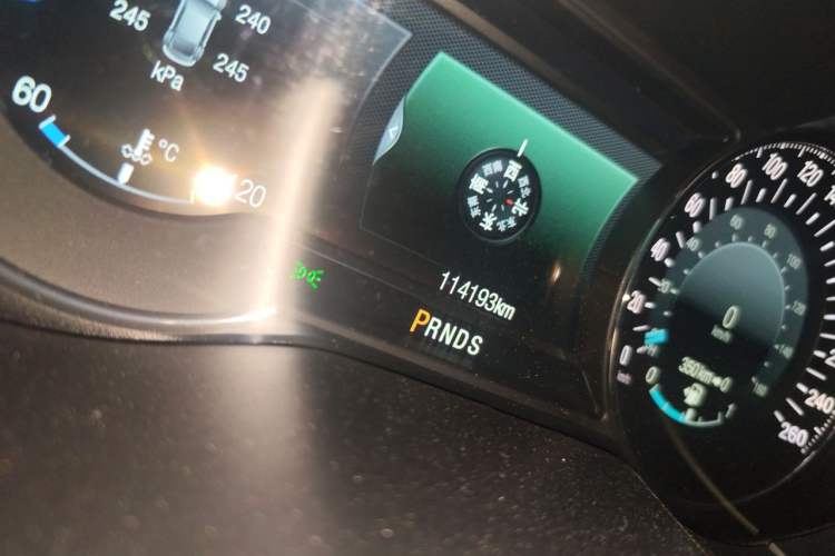 Used Ford Edge 2015 2.0T GTDi Four-Wheel Drive Prestige Model Odometer Close Up