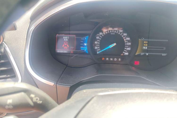 Used Ford Edge 2015 2.0T GTDi 4x4 High-Grade Model Odometer Close Up