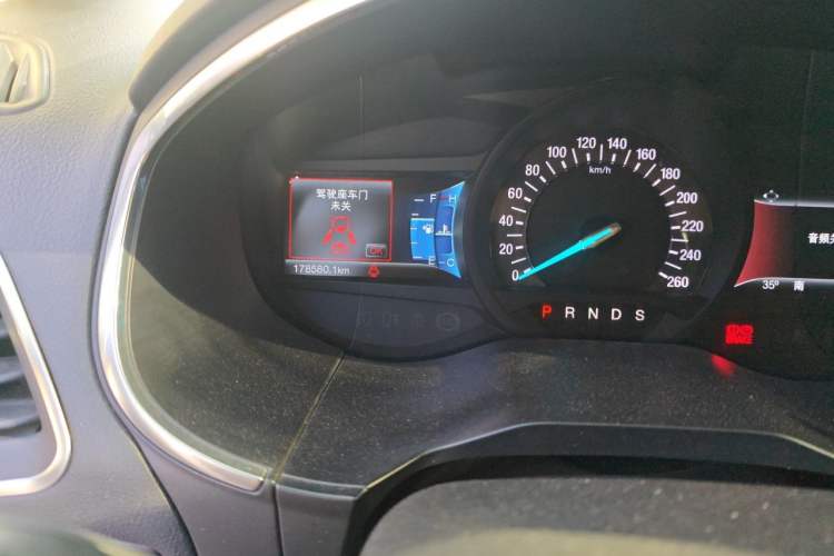 Used Ford Edge 2015 2.0T GTDi Two-Wheel-Drive High-Line Version Odometer Close Up