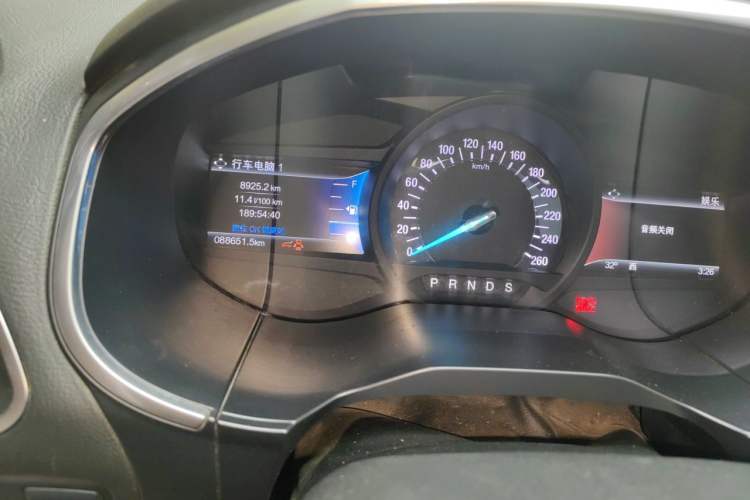 Used Ford Edge 2015 2.0T GTDi 4x4 High-Grade Model Odometer Close Up