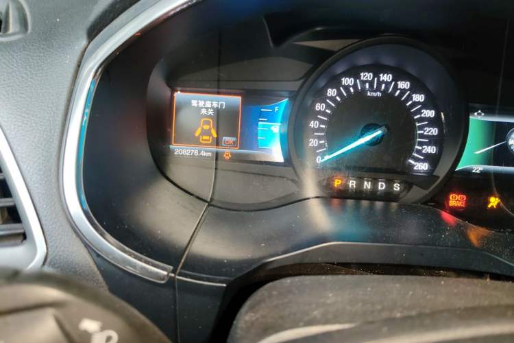 Used Ford Edge 2015 2.0T GTDi 4x4 High-Grade Model Odometer Close Up