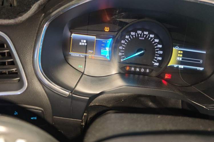 Used Ford Edge 2015 2.0T GTDi 4x4 High-Grade Model Odometer Close Up