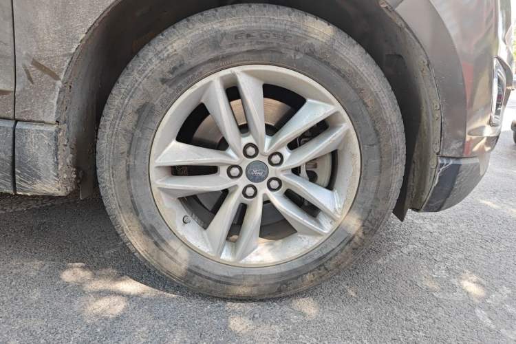 Used Ford Edge 2015 2.0T GTDi Two-Wheel-Drive Platinum Edition Right Front Wheel Hub