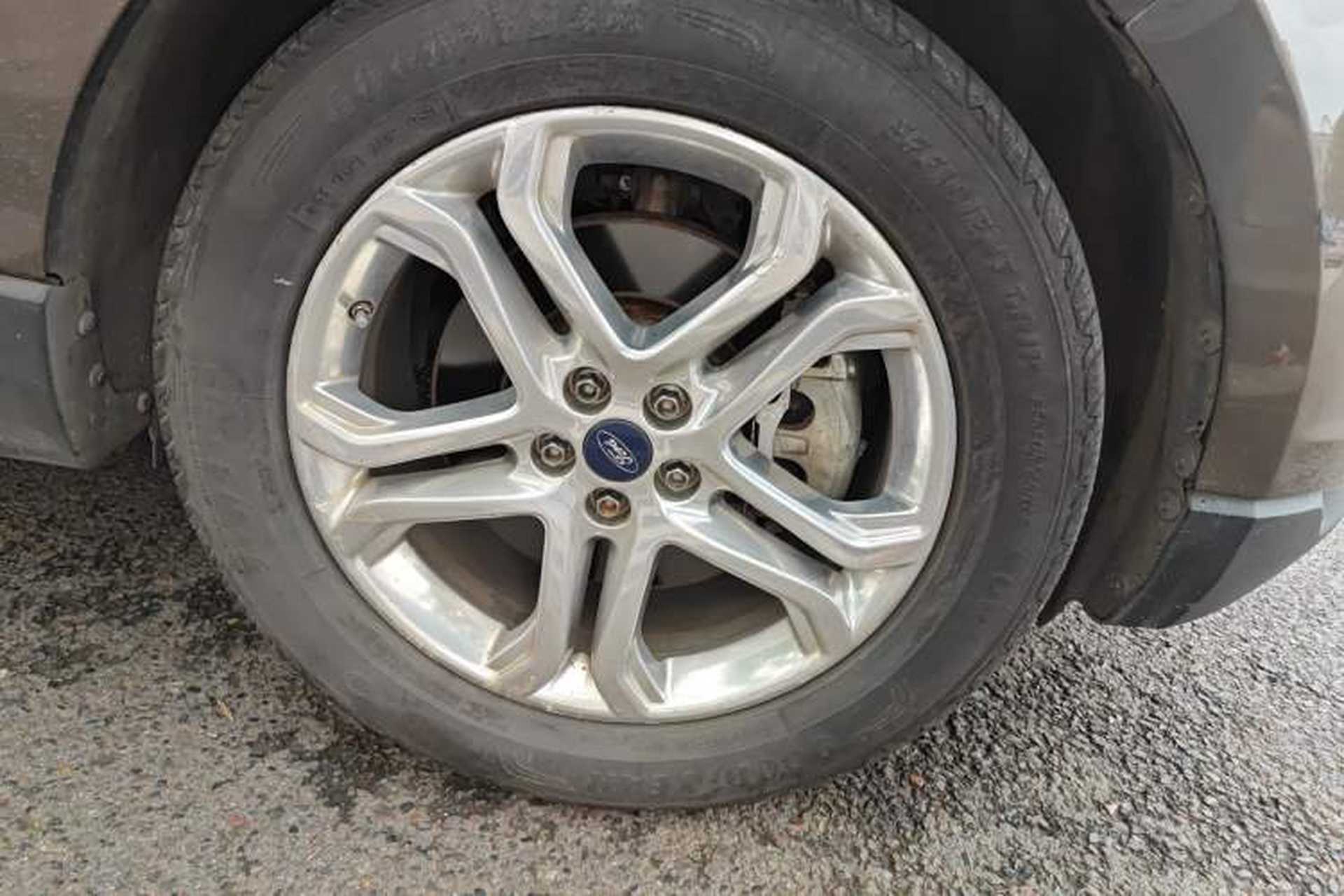 Used Ford Edge 2015 2.0T GTDi Two-Wheel-Drive High-Line Version Right Front Wheel Hub