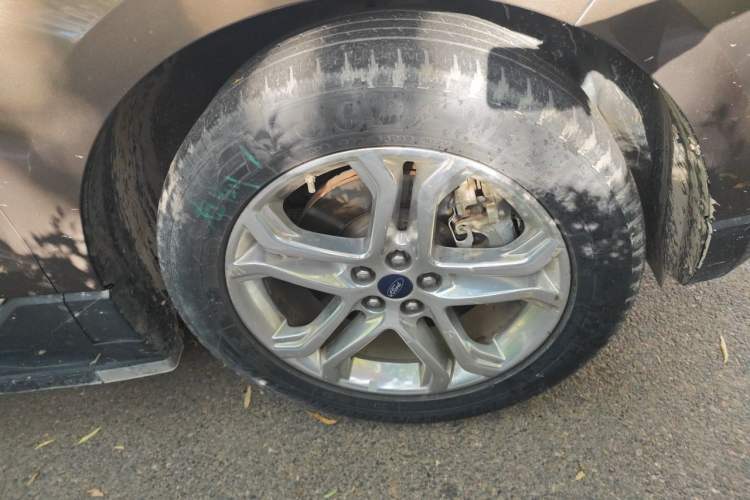 Used Ford Edge 2015 2.0T GTDi Two-Wheel-Drive High-Line Version Right Front Wheel Hub