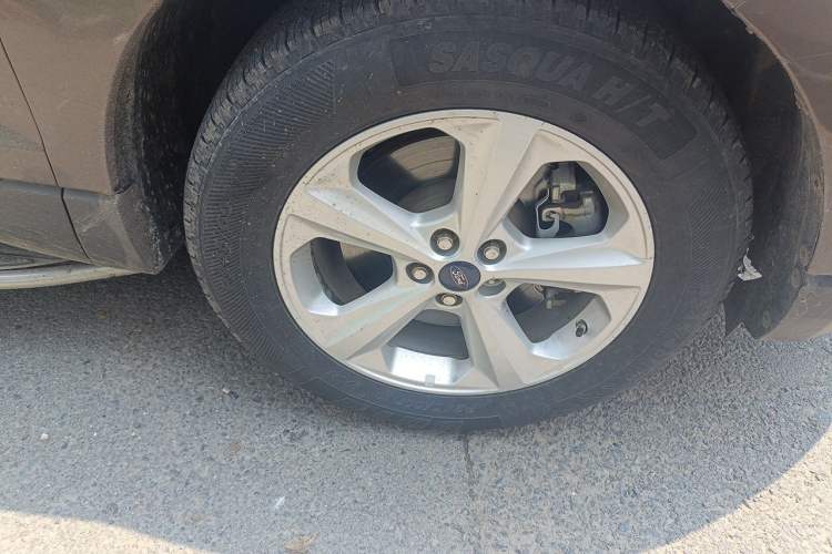 Used Ford Edge 2015 2.0T GTDi Two-Wheel-Drive Elite Edition Right Front Wheel Hub