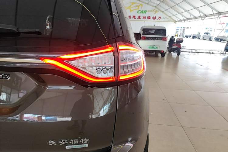 Used Ford Edge 2015 2.0T GTDi Two-Wheel-Drive High-Line Version Right Rear Taillight