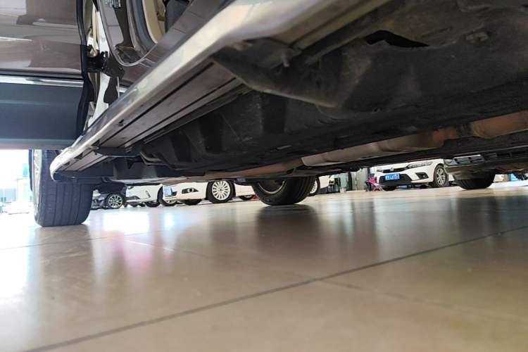 Used Ford Edge 2015 2.0T GTDi Two-Wheel-Drive High-Line Version Right Side Sill