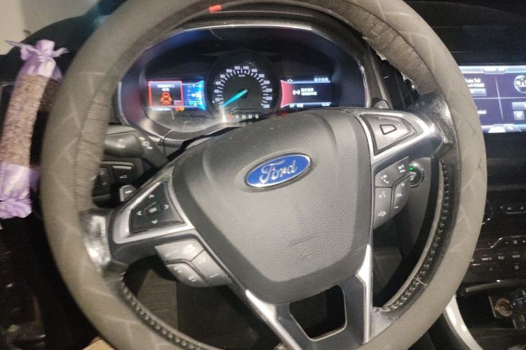 Used Ford Edge 2015 2.0T GTDi Two-Wheel-Drive High-Line Version Steering Wheel