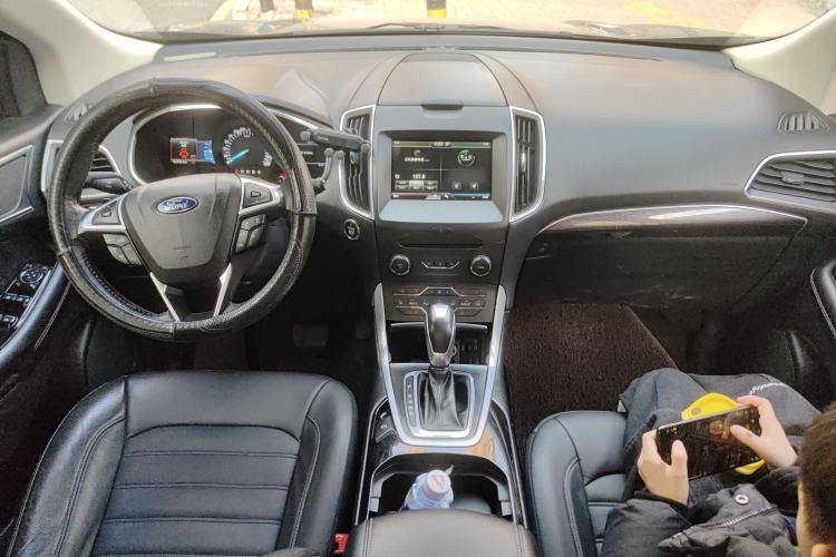 Used Ford Edge 2015 2.0T GTDi Two-Wheel-Drive High-Line Version Center Console