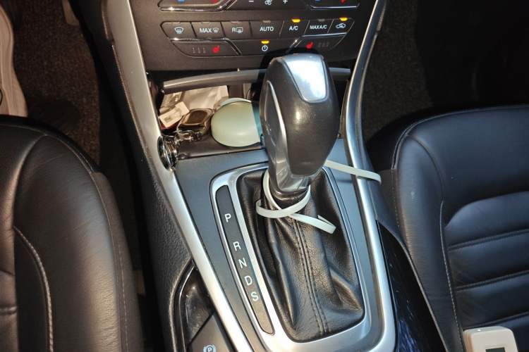 Used Ford Edge 2015 2.0T GTDi Two-Wheel-Drive High-Line Version Gear Lever