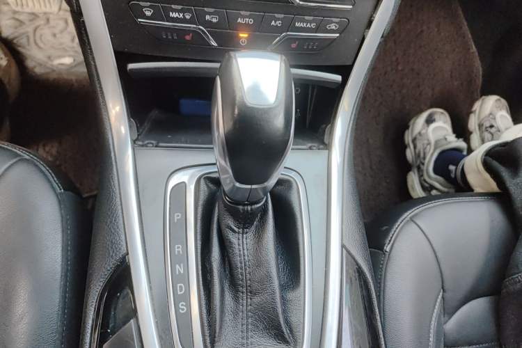 Used Ford Edge 2015 2.0T GTDi Two-Wheel-Drive High-Line Version Gear Lever