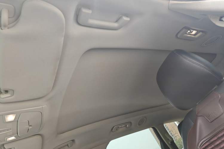 Used Ford Edge 2015 2.0T GTDi Four-Wheel Drive Prestige Model Headliner