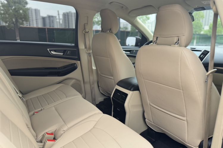 Used Ford Edge 2015 2.0T GTDi Two-Wheel-Drive Elite Edition Interior 3