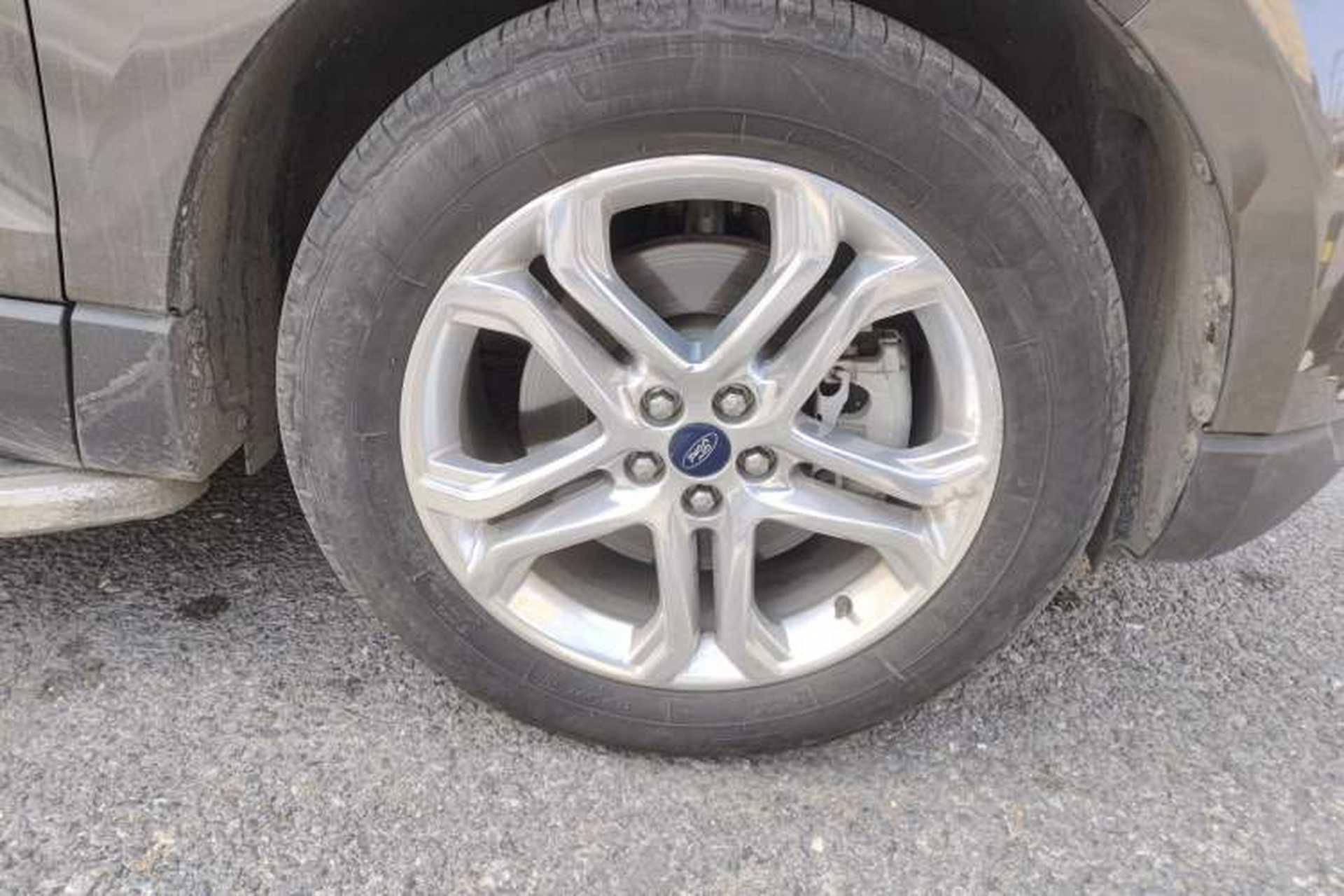 Used Ford Edge 2015 2.0T GTDi Two-Wheel-Drive High-Line Version Right Front Wheel Hub