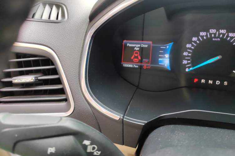 Used Ford Edge 2015 2.0T GTDi 4x4 High-Grade Model Odometer Close Up