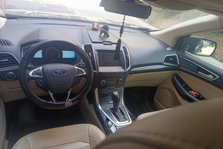 Used Ford Edge 2015 2.0T GTDi 4x4 High-Grade Model Center Console