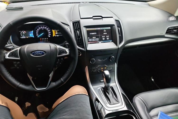 Used Ford Edge 2015 2.0T GTDi 4x4 High-Grade Model Center Console