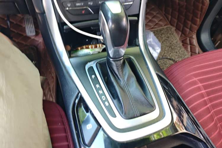 Used Ford Edge 2015 2.0T GTDi Two-Wheel-Drive High-Line Version Gear Lever