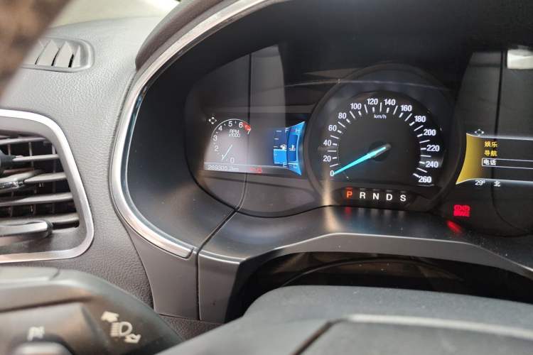Used Ford Edge 2015 2.0T GTDi 4x4 High-Grade Model Odometer Close Up