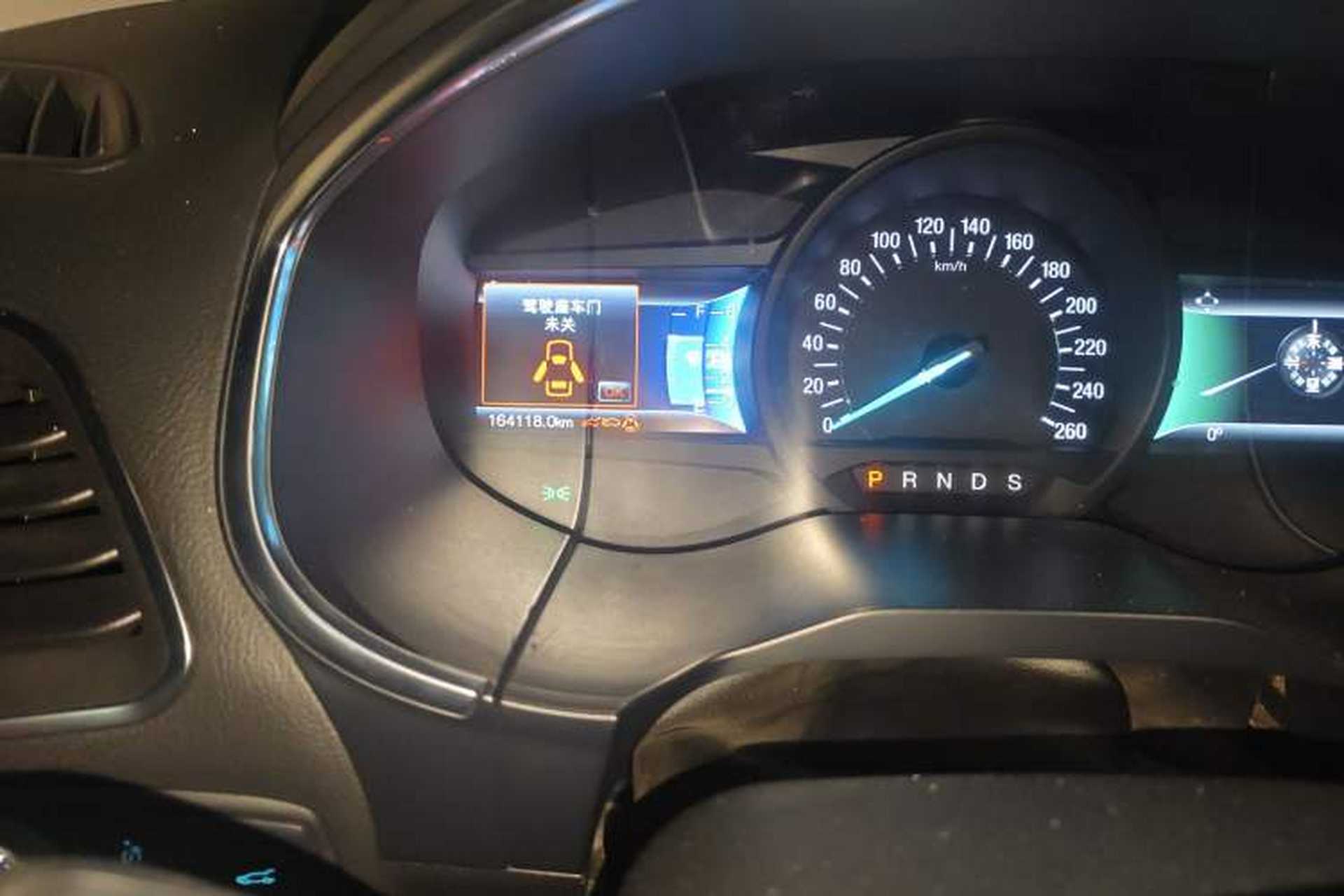Used Ford Edge 2015 2.0T GTDi 4x4 High-Grade Model Odometer Close Up