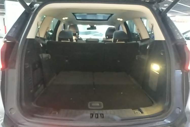 Used Ford Edge 2015 2.0T GTDi Four-Wheel Drive Prestige Model Trunk