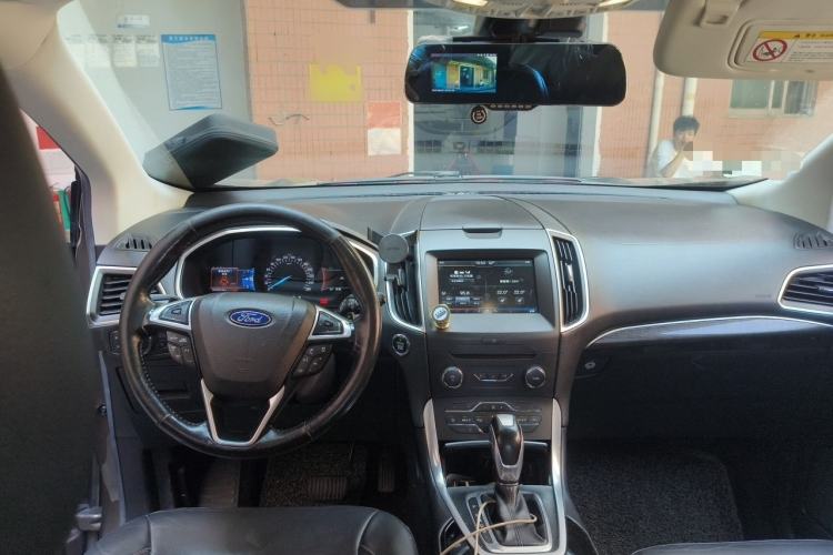 Used Ford Edge 2015 2.0T GTDi 4x4 High-Grade Model Center Console