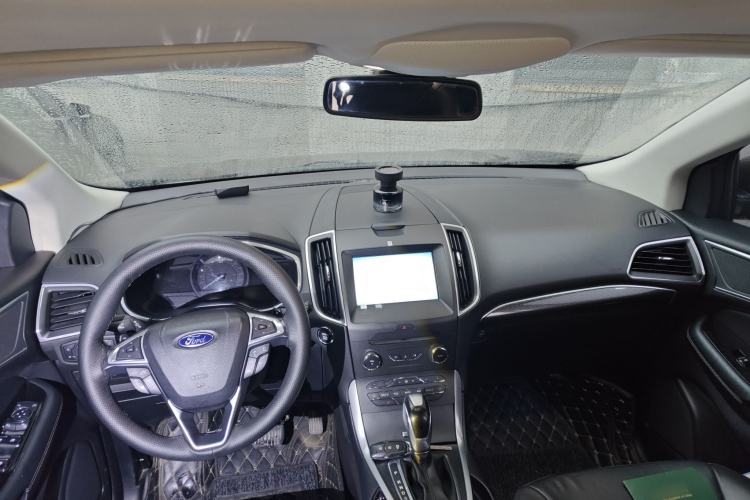 Used Ford Edge 2015 2.0T GTDi Two-Wheel-Drive High-Line Version Center Console