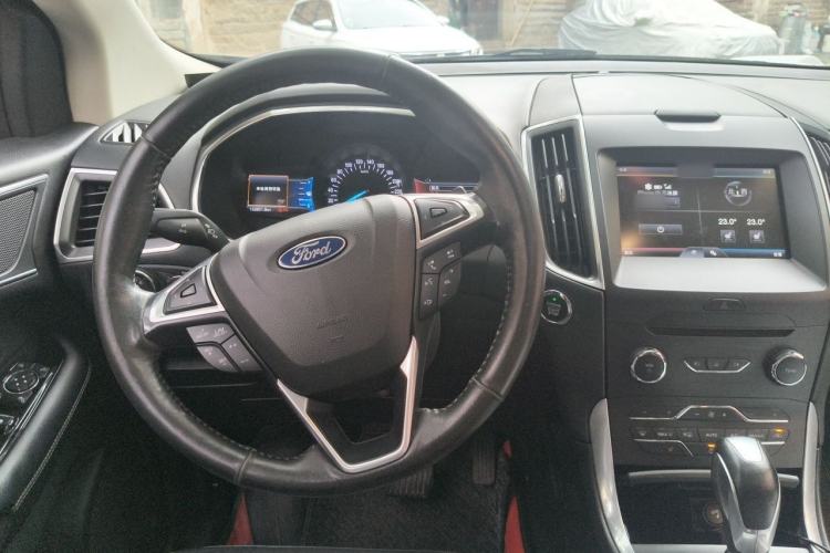 Used Ford Edge 2015 2.0T GTDi Two-Wheel-Drive High-Line Version Center Console