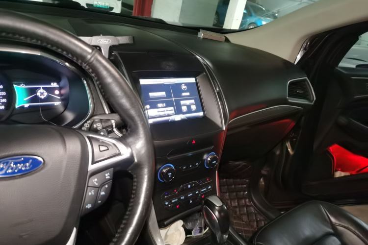 Used Ford Edge 2015 2.0T GTDi 4x4 High-Grade Model Center Console