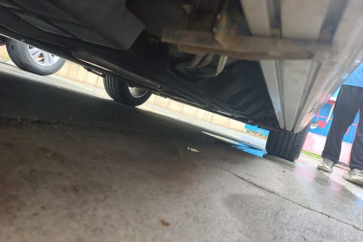 Used Ford Edge 2015 2.0T GTDi Two-Wheel-Drive High-Line Version Chassis Rear Right