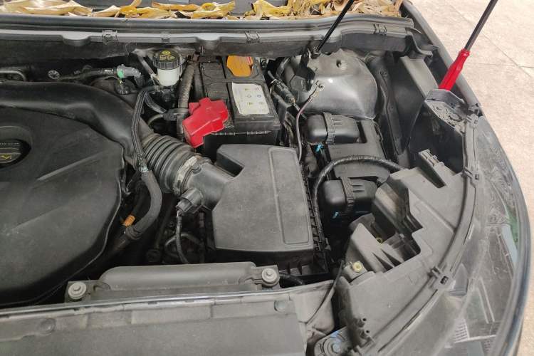 Used Ford Edge 2015 2.0T GTDi Two-Wheel-Drive High-Line Version Engine Bay Left