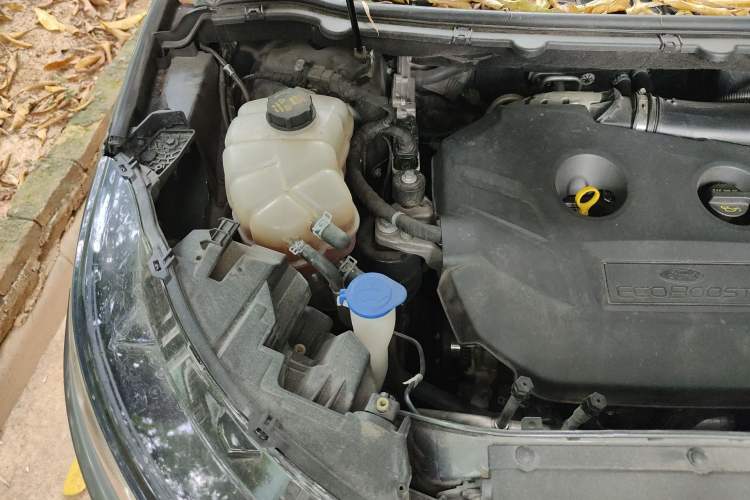 Used Ford Edge 2015 2.0T GTDi Two-Wheel-Drive High-Line Version Engine Bay Right