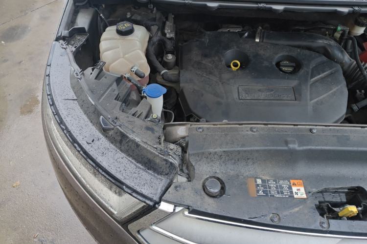 Used Ford Edge 2015 2.0T GTDi Two-Wheel-Drive High-Line Version Engine Bay Right